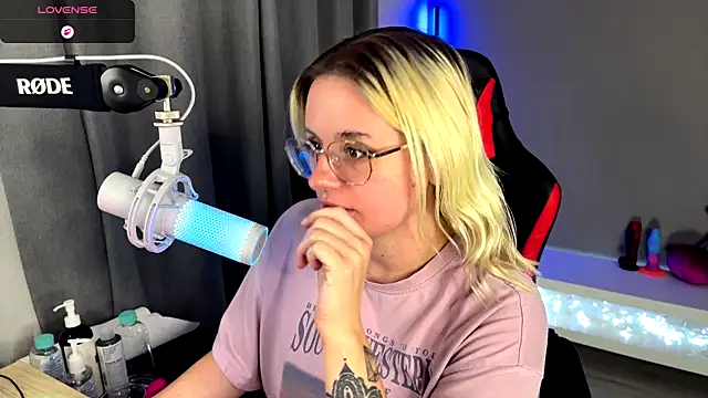 Snapshot of Charlies_world chatting on 10.04.25 Charlies world online show from 10.04.25