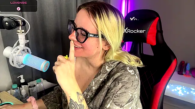 Snapshot of Charlies_world chatting on 10.06.25 Charlies world online show from 10.06.25