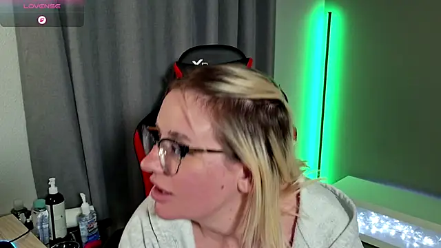 Snapshot of Charlies_world chatting on 10.18.25 Charlies world online show from 10.18.25