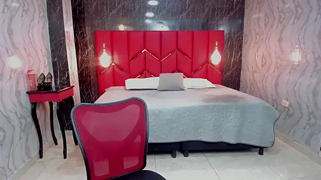 LatinaHoleQueen online show from 02.25.26