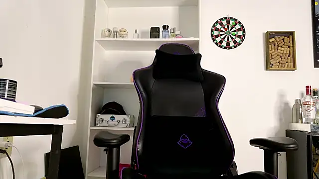 Snapshot of aaron_nvk chatting on 10.17.25 aaron nvk online show from 10.17.25