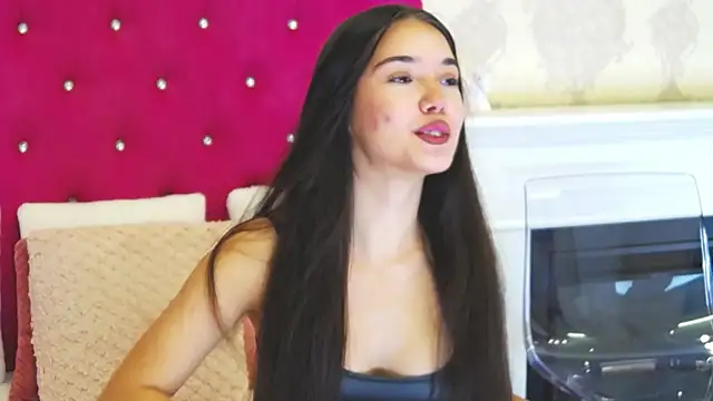 Snapshot of AlexisDevine chatting on 10.06.25 AlexisDevine online show from 10.06.25