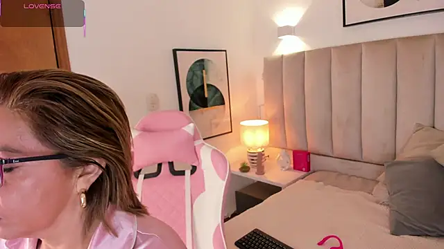 Snapshot of Clhoe_Johnson chatting on 10.01.25 Clhoe Johnson online show from 10.01.25