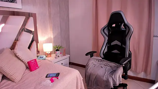 Snapshot of Clhoe_Johnson chatting on 10.02.25 Clhoe Johnson online show from 10.02.25