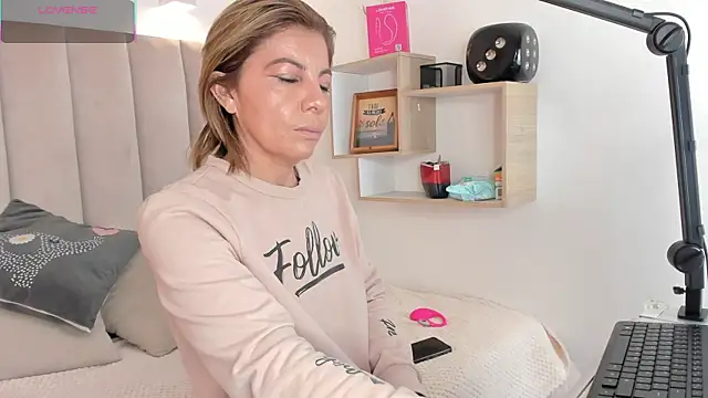 Snapshot of Clhoe_Johnson chatting on 10.03.25 Clhoe Johnson online show from 10.03.25