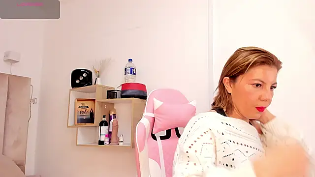 Snapshot of Clhoe_Johnson chatting on 10.06.25 Clhoe Johnson online show from 10.06.25