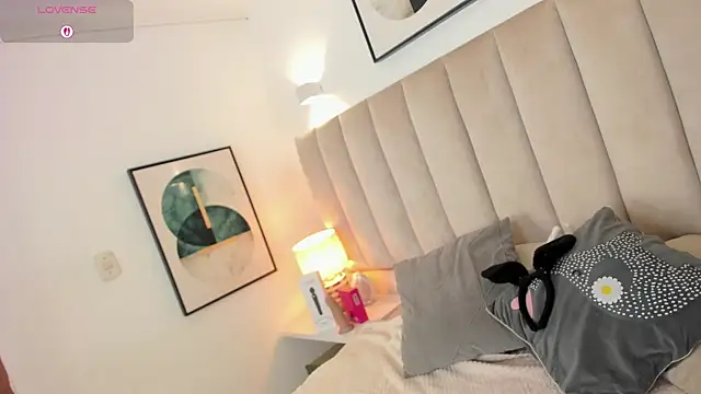 Snapshot of Clhoe_Johnson chatting on 10.17.25 Clhoe Johnson online show from 10.17.25