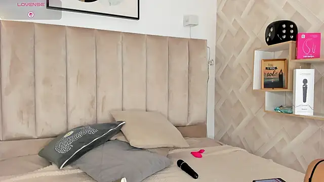 Snapshot of Clhoe_Johnson chatting on 10.21.25 Clhoe Johnson online show from 10.21.25