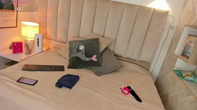 Snapshot of Clhoe_Johnson chatting on 10.25.25 Clhoe Johnson online show from 10.25.25