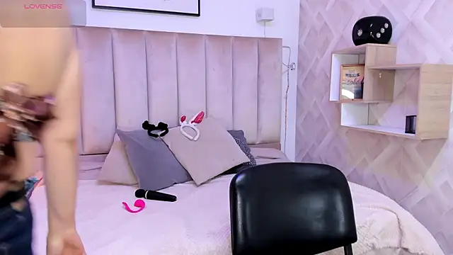 Snapshot of Clhoe_Johnson chatting on 10.28.25 Clhoe Johnson online show from 10.28.25