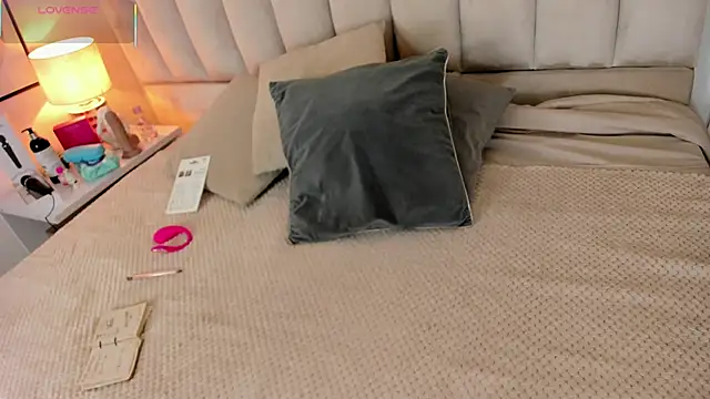 Snapshot of Clhoe_Johnson chatting on 10.30.25 Clhoe Johnson online show from 10.30.25