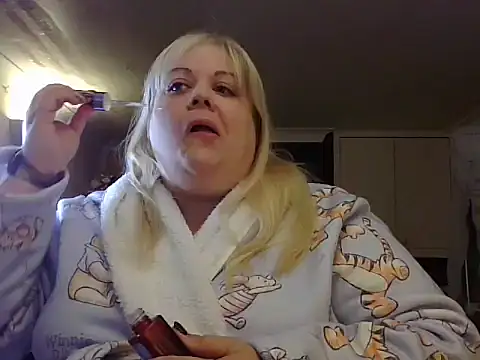 Snapshot of Kinkyhousewife83 chatting on 10.16.25 Kinkyhousewife83 online show from 10.16.25