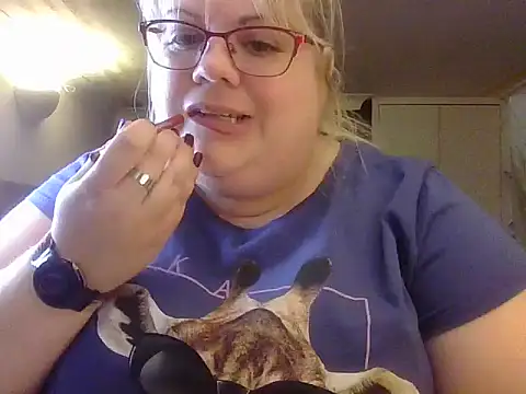 Snapshot of Kinkyhousewife83 chatting on 10.18.25 Kinkyhousewife83 online show from 10.18.25