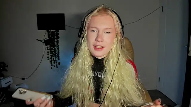 Snapshot of Sasyhk0 chatting on 12.16.25 Sasyhk0 online show from 12.16.25