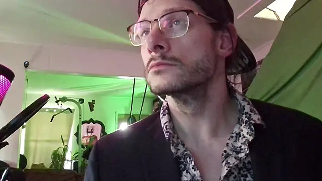 Snapshot of MasterDaddyCool chatting on 10.28.25 MasterDaddyCool online show from 10.28.25