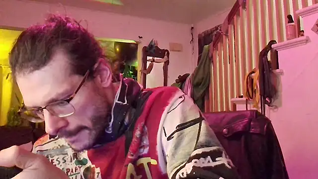 Snapshot of MasterDaddyCool chatting on 11.12.25 MasterDaddyCool online show from 11.12.25