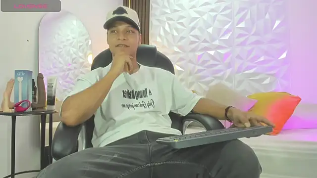 Snapshot of Ricky_Owens1 chatting on 10.18.25 Ricky Owens1 online show from 10.18.25