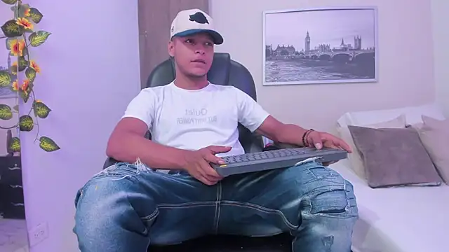 Snapshot of Ricky_Owens1 chatting on 11.04.25 Ricky Owens1 online show from 11.04.25