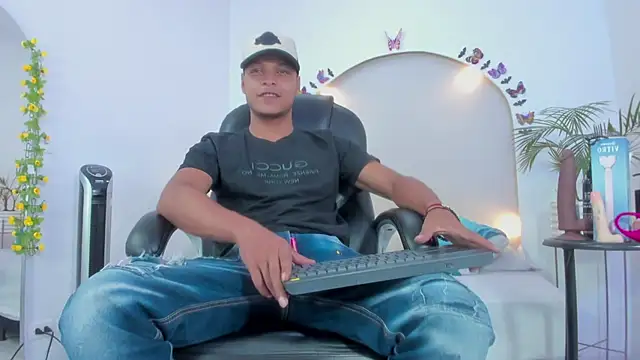 Snapshot of Ricky_Owens1 chatting on 11.06.25 Ricky Owens1 online show from 11.06.25