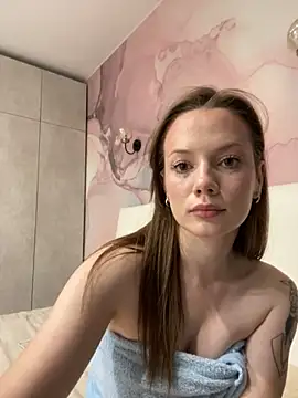 Rosie Holmes  online show from 11.04.25