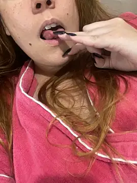 Snapshot of Lazinha18 chatting on 10.14.25 Lazinha18 online show from 10.14.25