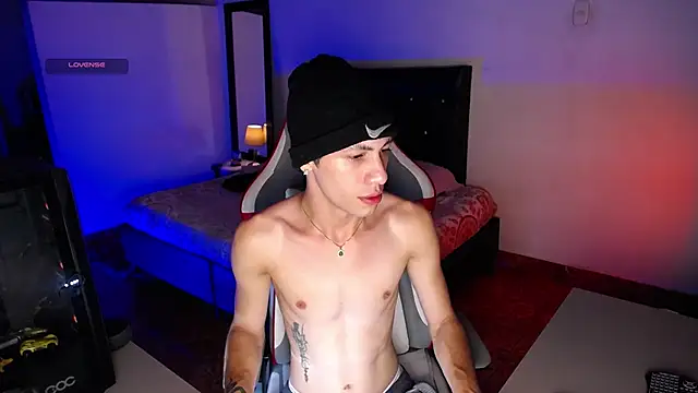 Snapshot of santiago_cutex chatting on 06.19.26 santiago cutex online show from 06.19.26