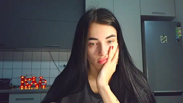 EvaMelnik online show from 11.04.25