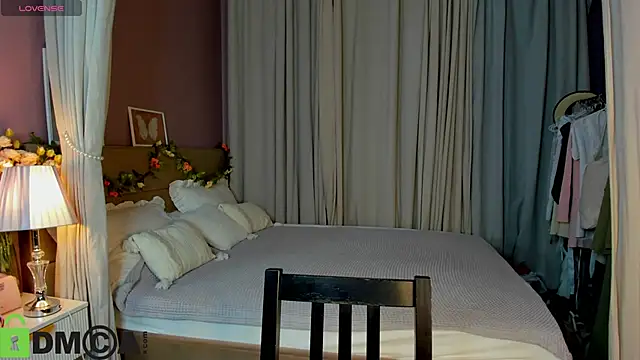 Agnes Wells online show from 11.02.25