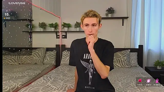 Snapshot of tommy_XXX chatting on 10.15.25 tommy XXX online show from 10.15.25