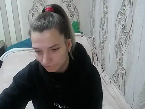 Snapshot of AlissaClark chatting on 10.27.25 AlissaClark online show from 10.27.25