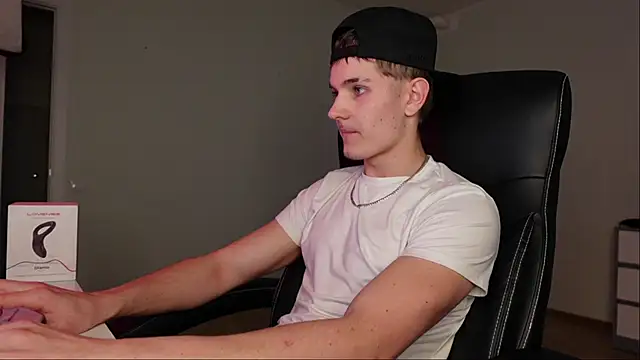 Snapshot of Mark_Karson chatting on 10.26.25 Mark Karson online show from 10.26.25