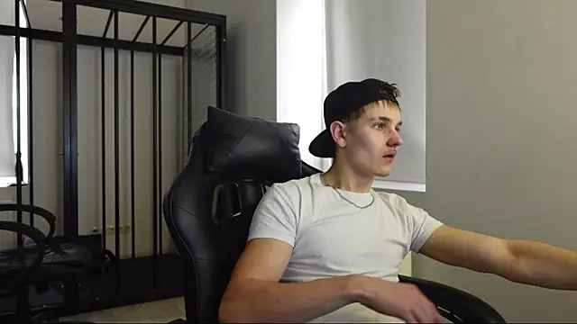 Snapshot of Mark_Karson chatting on 10.30.25 Mark Karson online show from 10.30.25