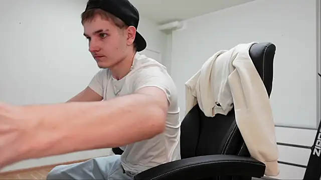 Snapshot of Mark_Karson chatting on 10.31.25 Mark Karson online show from 10.31.25