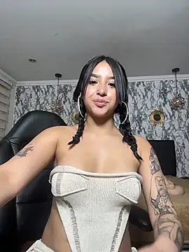 Snapshot of Luna-Smitt chatting on 10.28.25 Luna-Smitt online show from 10.28.25