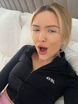 Snapshot of lolableux chatting on 11.01.25 lolableux online show from 11.01.25