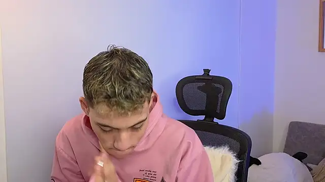 Snapshot of yulian_vasquez chatting on 10.08.25 yulian vasquez online show from 10.08.25