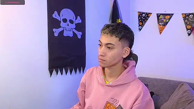 Snapshot of yulian_vasquez chatting on 10.17.25 yulian vasquez online show from 10.17.25