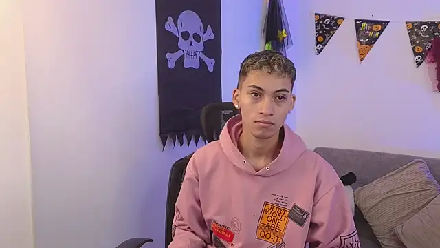 Snapshot of yulian_vasquez chatting on 10.18.25 yulian vasquez online show from 10.18.25