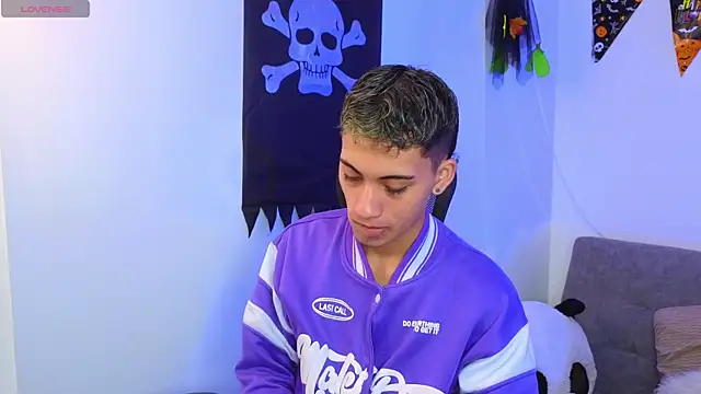 Snapshot of yulian_vasquez chatting on 10.22.25 yulian vasquez online show from 10.22.25