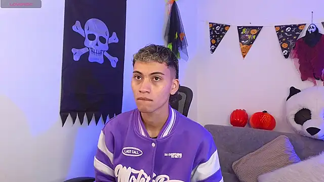 Snapshot of yulian_vasquez chatting on 10.27.25 yulian vasquez online show from 10.27.25