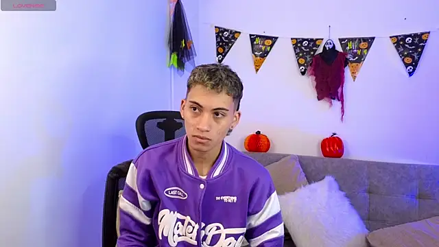 Snapshot of yulian_vasquez chatting on 10.29.25 yulian vasquez online show from 10.29.25