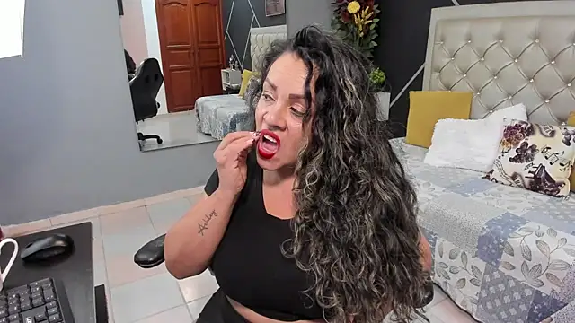 Snapshot of kris_milff chatting on 10.14.25 kris milff online show from 10.14.25