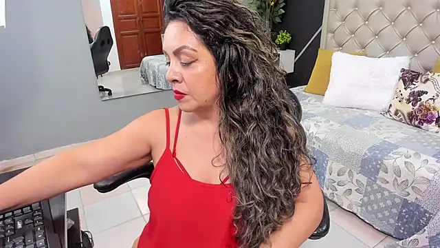 Snapshot of kris_milff chatting on 10.15.25 kris milff online show from 10.15.25