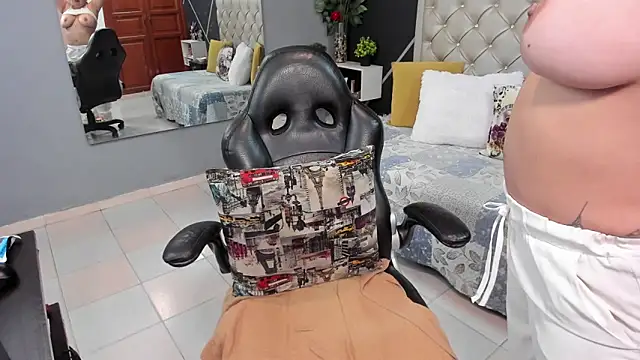 Snapshot of kris_milff chatting on 10.17.25 kris milff online show from 10.17.25