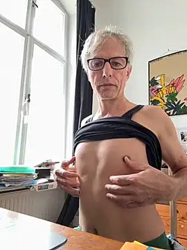 SexyLeon8 online show from 10.17.25