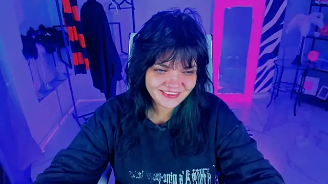 Snapshot of MaryHarrys chatting on 09.30.25 MaryHarrys online show from 09.30.25