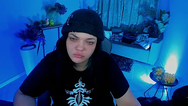 Snapshot of MaryHarrys chatting on 10.10.25 MaryHarrys online show from 10.10.25