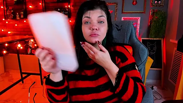 Snapshot of MaryHarrys chatting on 10.11.25 MaryHarrys online show from 10.11.25