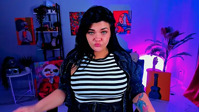 Snapshot of MaryHarrys chatting on 10.14.25 MaryHarrys online show from 10.14.25