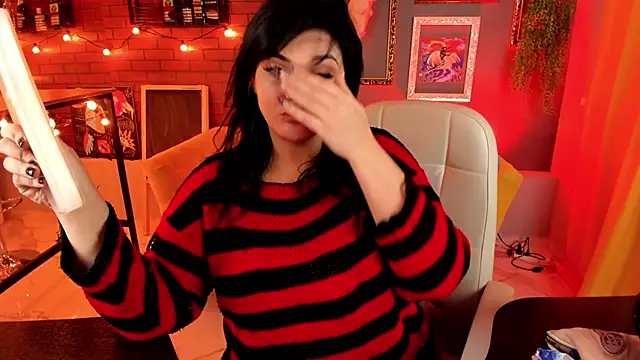 Snapshot of MaryHarrys chatting on 10.19.25 MaryHarrys online show from 10.19.25